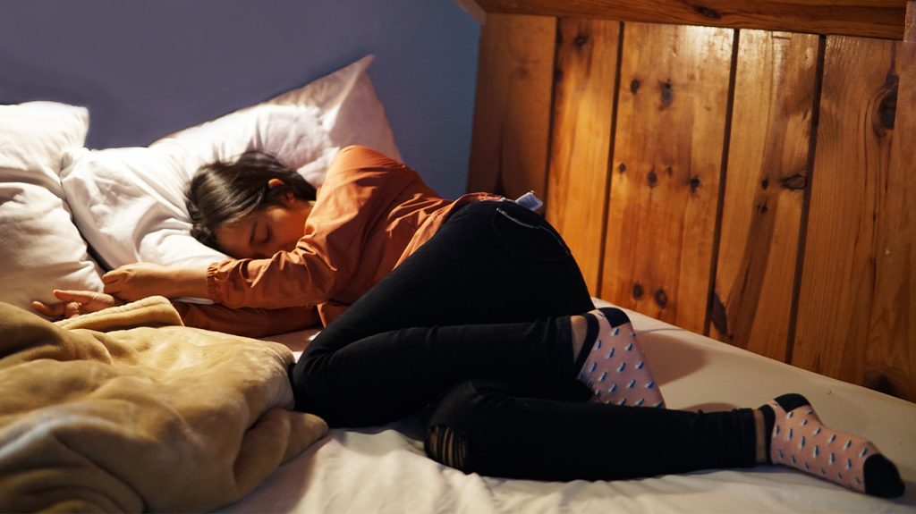 Mujer con trastorno del sueño dando vueltas en la cama