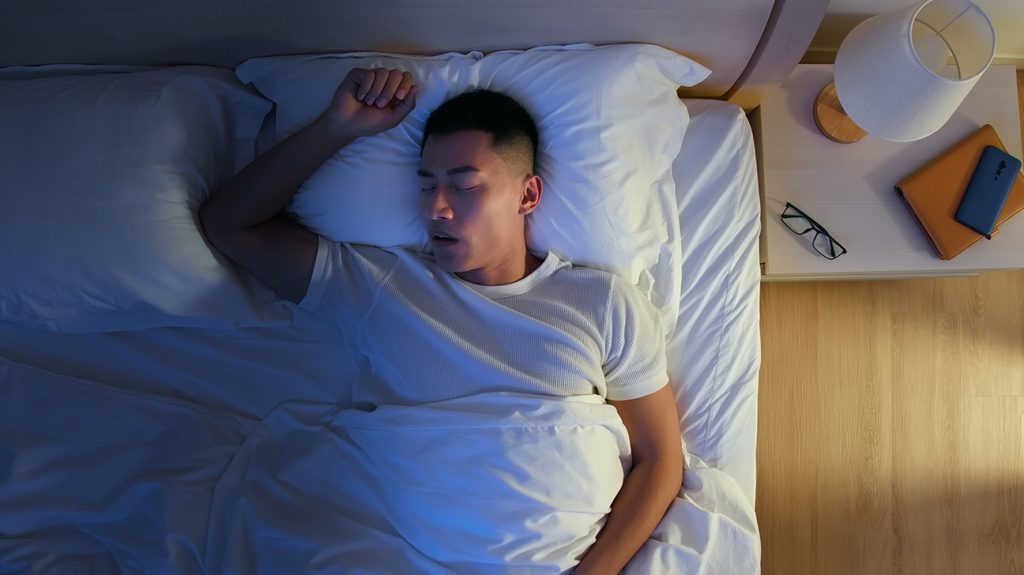 Hombre durmiendo en su cama