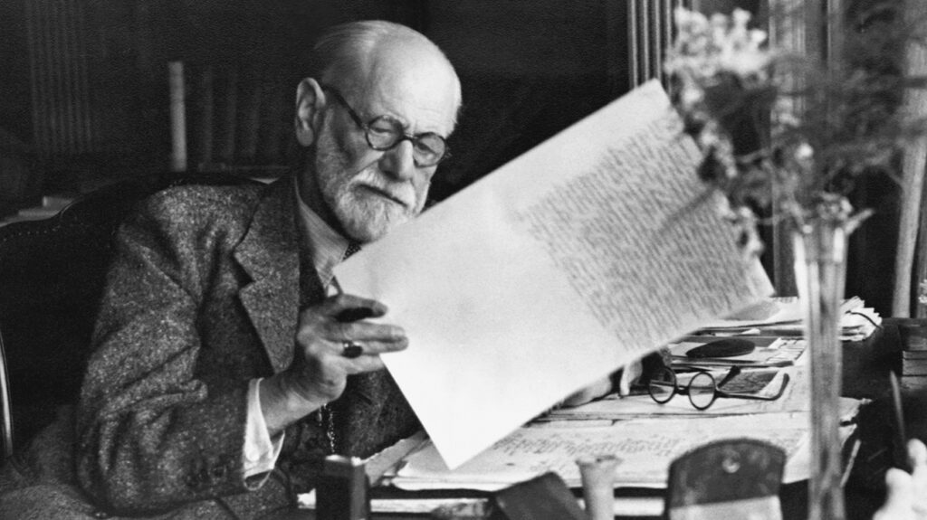 Sigmund Freud leyendo en el escritorio